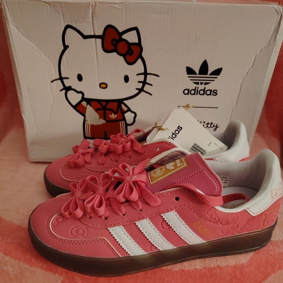 EXCLUSIVE - Hello Kitty 50th Anniversary Women's Adidas Sneakers - (7 1/2 US) - Picture 7 of 12